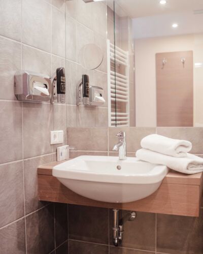 Washbasin in the bathroom of the single room in the 4-star Hotel Kirchbichl