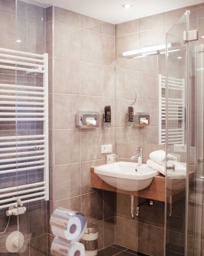 Modernes Badezimmer mir Glas Duschwand, Handtuchwärmer und Waschbecken