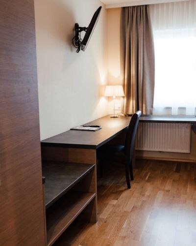 Large built-in wardrobe and desk in the twin room of the Landgasthof Kirchbichl