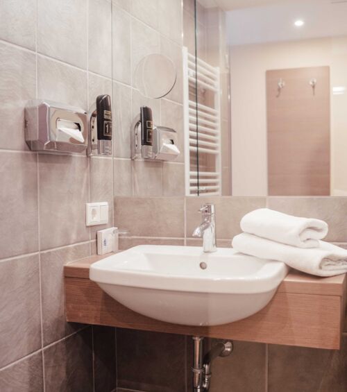 Waschbecken im Badezimmer des Einzelzimmers im 4-Sterne Hotel Kirchbichl